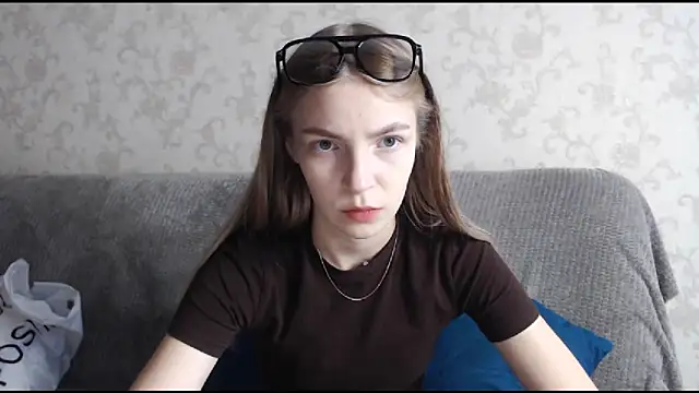 Snapshot of HitGyrl chatting on 10.25.25 HitGyrl online show from 10.25.25