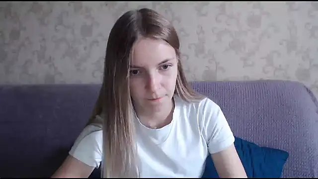 Snapshot of HitGyrl chatting on 10.29.25 HitGyrl online show from 10.29.25