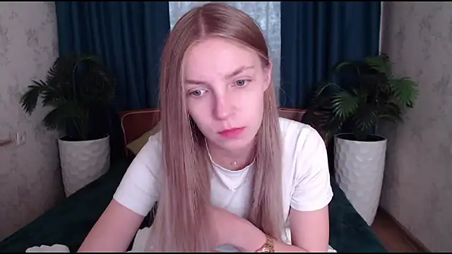 Snapshot of HitGyrl chatting on 10.30.25 HitGyrl online show from 10.30.25