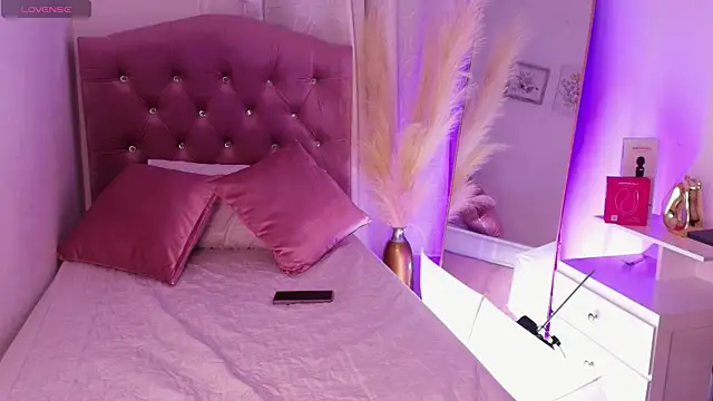 Snapshot of ZoeRuiiz chatting on 10.26.25 ZoeRuiiz online show from 10.26.25