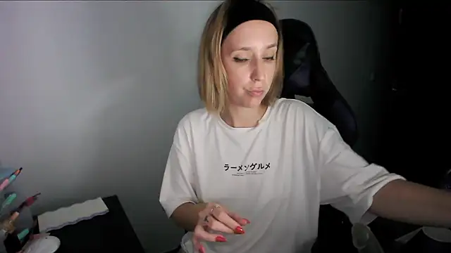 Snapshot of violetofsecret chatting on 10.17.25 violetofsecret online show from 10.17.25