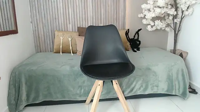 Michellee 20 online show from 10.17.25