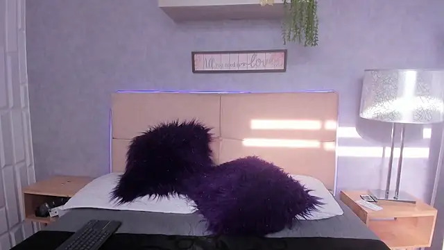 VioletaNova online show from 12.18.25