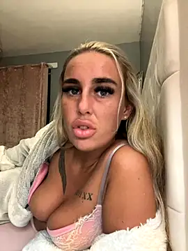 Snapshot of EllieMaeBaby chatting on 09.20.25 EllieMaeBaby online show from 09.20.25