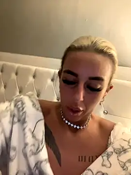 Snapshot of EllieMaeBaby chatting on 11.11.25 EllieMaeBaby online show from 11.11.25