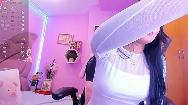 Snapshot of EmmaAnturin chatting on 10.29.25 EmmaAnturin online show from 10.29.25