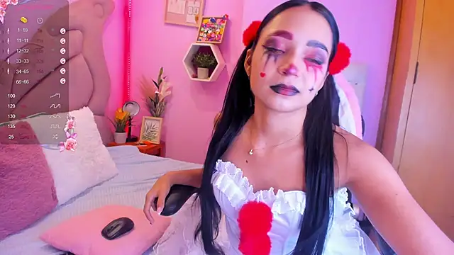 Snapshot of EmmaAnturin chatting on 10.30.25 EmmaAnturin online show from 10.30.25