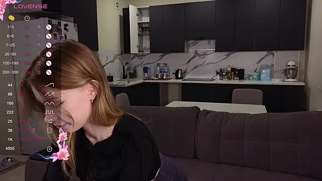 Snapshot of Sara_kaya chatting on 10.22.25 Sara kaya online show from 10.22.25