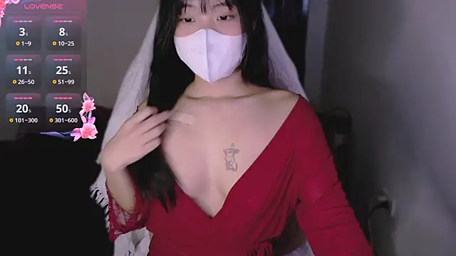 Snapshot of Phuong_Bee chatting on 11.11.25 Phuong Bee online show from 11.11.25