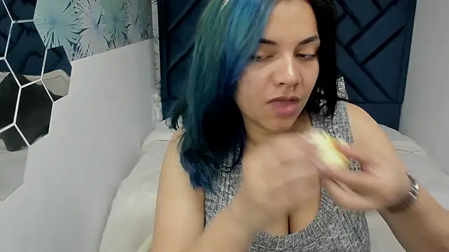 Kiara Cruz   online show from 09.20.25