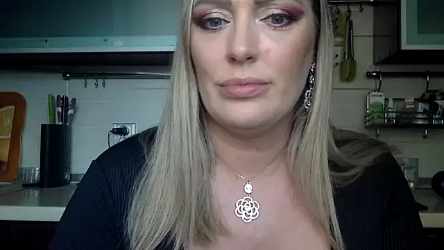 Snapshot of jenniferbluewater chatting on 09.18.25 jenniferbluewater online show from 09.18.25
