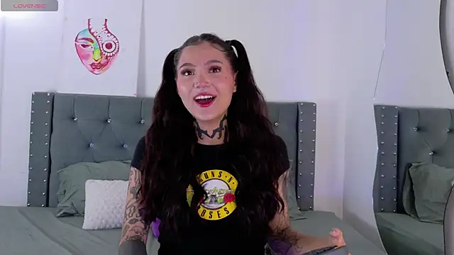 Snapshot of sara_queen10 chatting on 09.25.25 sara queen10 online show from 09.25.25