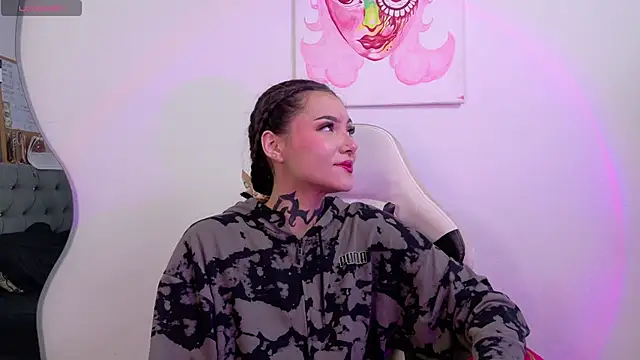 Snapshot of sara_queen10 chatting on 10.01.25 sara queen10 online show from 10.01.25