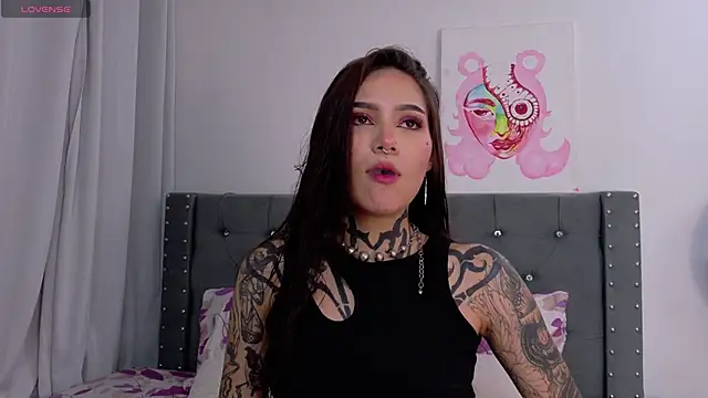 Snapshot of sara_queen10 chatting on 10.10.25 sara queen10 online show from 10.10.25