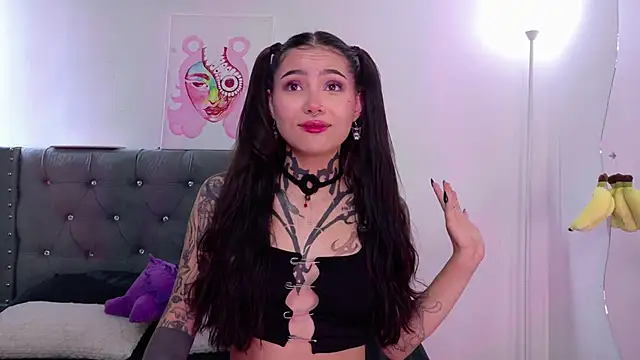 Snapshot of sara_queen10 chatting on 10.23.25 sara queen10 online show from 10.23.25