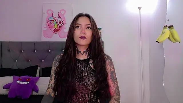 Snapshot of sara_queen10 chatting on 10.27.25 sara queen10 online show from 10.27.25