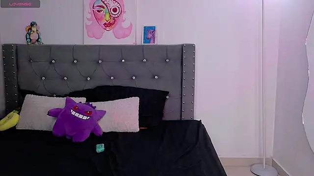 Snapshot of sara_queen10 chatting on 10.29.25 sara queen10 online show from 10.29.25