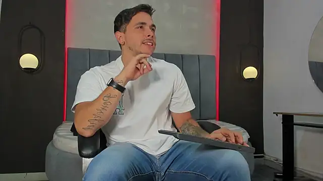 Snapshot of Liam_walk_ chatting on 04.23.26 Liam walk online show from 04.23.26