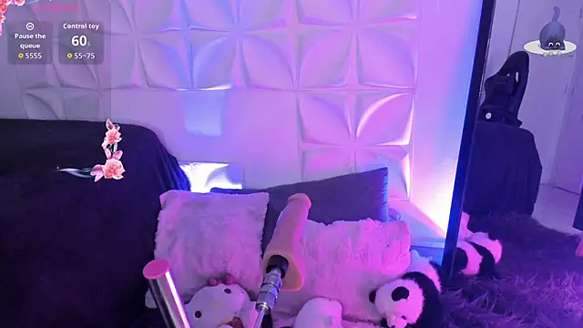 Snapshot of JuliethMoss chatting on 10.25.25 JuliethMoss online show from 10.25.25