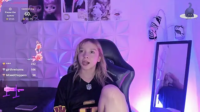 Snapshot of JuliethMoss chatting on 10.26.25 JuliethMoss online show from 10.26.25