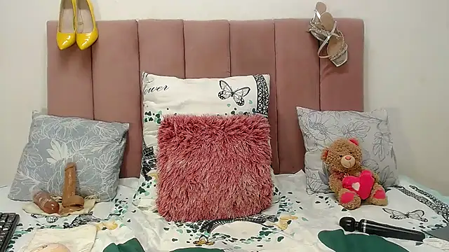 Snapshot of RoundaAssx22 chatting on 10.15.25 RoundaAssx22 online show from 10.15.25