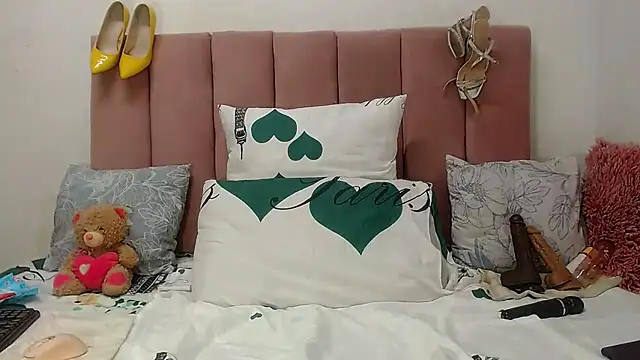 Snapshot of RoundaAssx22 chatting on 11.02.25 RoundaAssx22 online show from 11.02.25