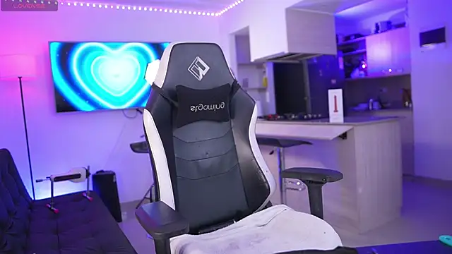 Snapshot of andrea_magic69 chatting on 09.27.25 andrea magic69 online show from 09.27.25