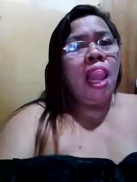 Snapshot of Huge_mama69 chatting on 09.15.25 Huge mama69 online show from 09.15.25