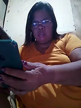 Snapshot of Huge_mama69 chatting on 09.17.25 Huge mama69 online show from 09.17.25