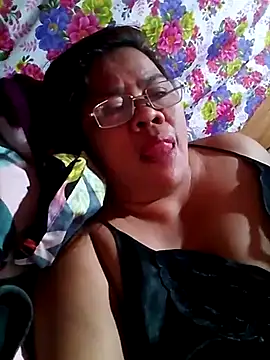 Snapshot of Huge_mama69 chatting on 09.21.25 Huge mama69 online show from 09.21.25