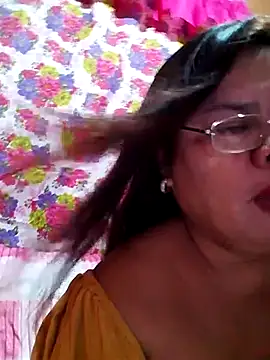 Snapshot of Huge_mama69 chatting on 10.08.25 Huge mama69 online show from 10.08.25