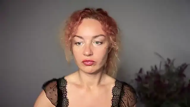 Snapshot of Reddgiirl chatting on 10.17.25 Reddgiirl online show from 10.17.25
