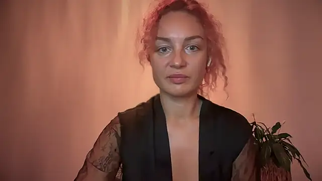 Snapshot of Reddgiirl chatting on 10.25.25 Reddgiirl online show from 10.25.25