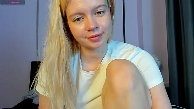 Snapshot of AlisaGoldie chatting on 09.28.25 AlisaGoldie online show from 09.28.25