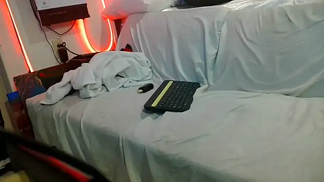 Luv2SuckBWC92 online show from 11.15.25