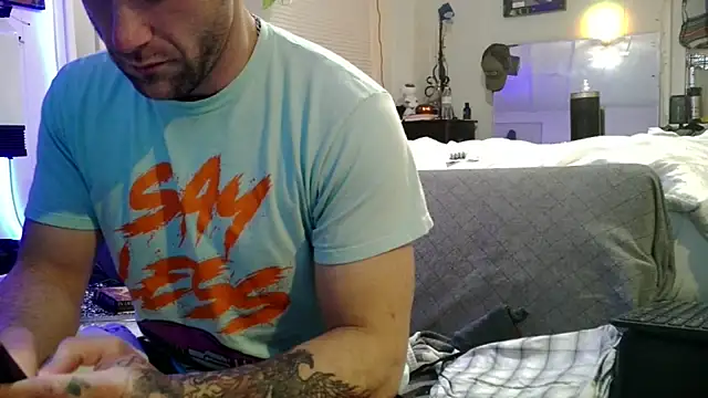 Luv2SuckBWC92 online show from 11.29.25