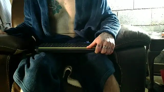 Luv2SuckBWC92 online show from 12.21.25