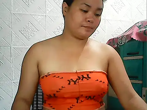 Snapshot of CreamyPussy4uxx chatting on 04.28.26 CreamyPussy4uxx online show from 04.28.26