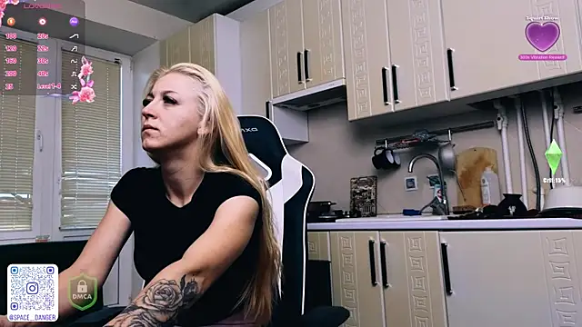 Snapshot of space_danger chatting on 10.11.25 space danger online show from 10.11.25