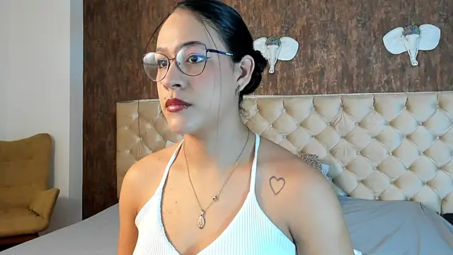 Snapshot of LaurenMitchell1 chatting on 10.23.25 LaurenMitchell1 online show from 10.23.25