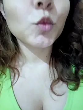 Snapshot of Theredcorazon chatting on 12.04.25 Theredcorazon online show from 12.04.25