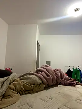 Chloe Leaozinho online show from 10.15.25