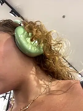 Chloe Leaozinho online show from 02.04.26