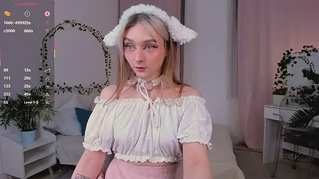 Snapshot of May_Bleach chatting on 10.04.25 May Bleach online show from 10.04.25