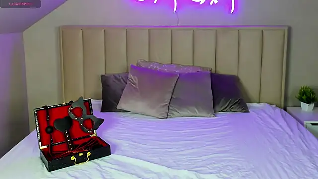 Eva Hollowey online show from 09.19.25