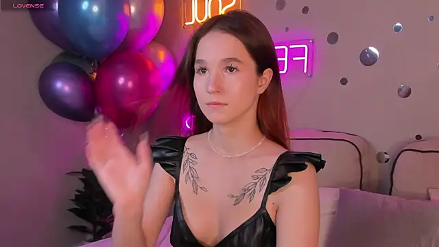 Eva Hollowey online show from 09.22.25