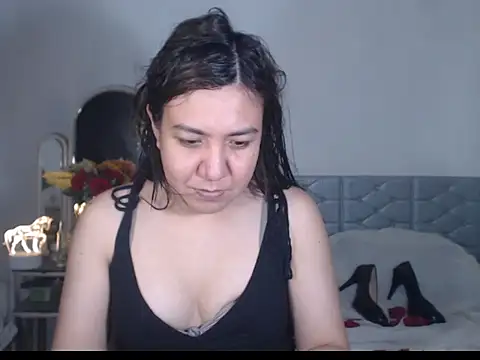 Snapshot of stellahugeX chatting on 10.26.25 stellahugeX online show from 10.26.25