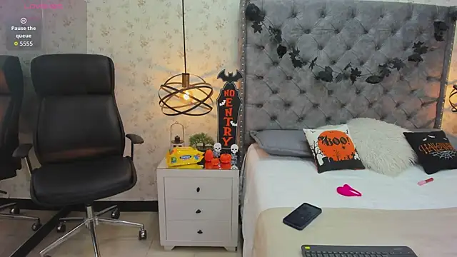 Snapshot of Aprilwatson chatting on 10.20.25 Aprilwatson online show from 10.20.25