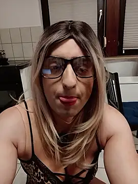 Snapshot of sina_sun25 chatting on 12.13.25 sina sun25 online show from 12.13.25