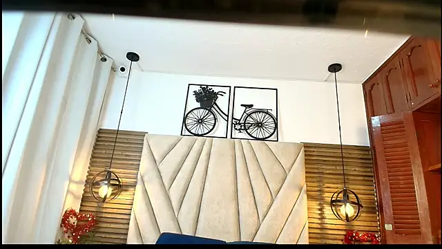 Snapshot of Cinthiabaker chatting on 10.06.25 Cinthiabaker online show from 10.06.25